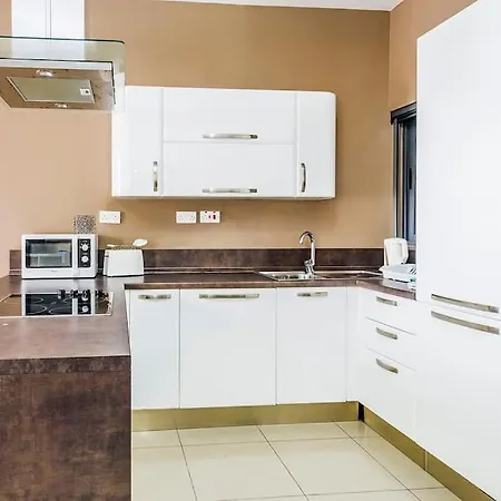 Cosy 2 Bedroom Maisonette * Saint Julian's